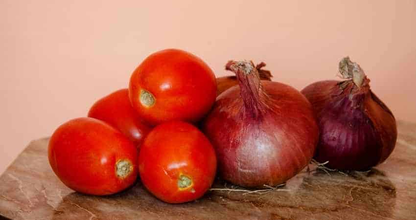 can you store tomatoes with onions