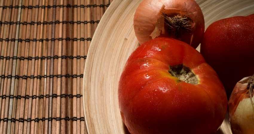 storing tomatoes and onions together