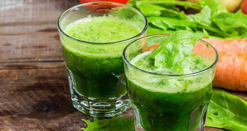 spinach juice in glasses