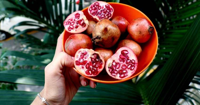 Ripe pomegranate fruit in a bowl.