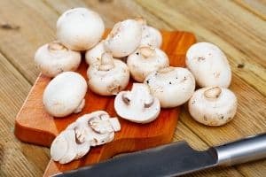 is it safe to eat raw mushroom