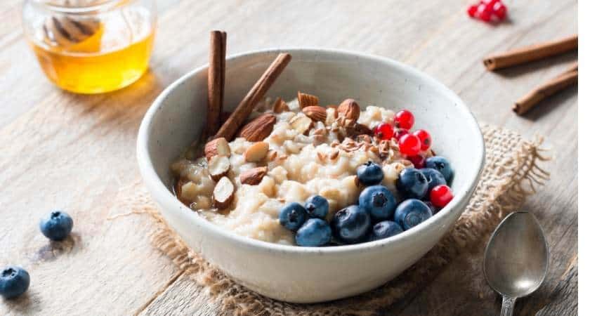 Oatmeal with blueberries, almonds and cinnamon.