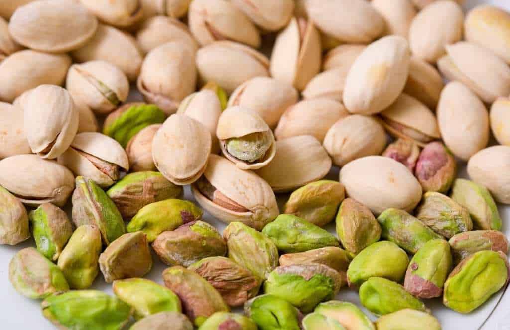 pistachios with and without shells
