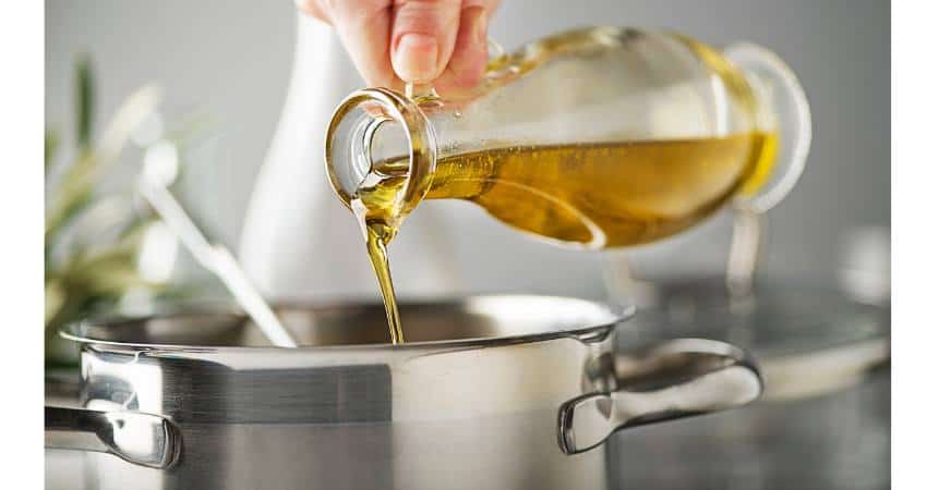 Adding olive oil to pasta
