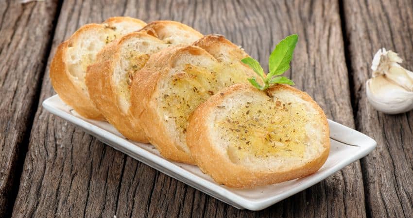 Garlic bread on a plate.