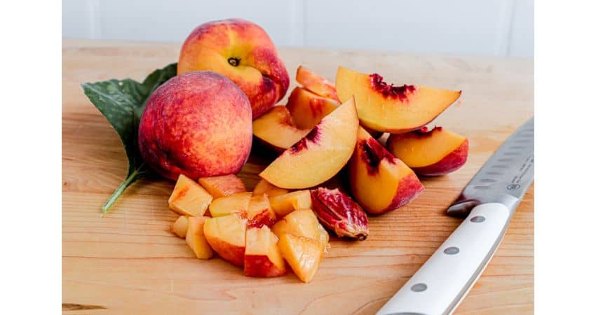 Whole and sliced peaches.